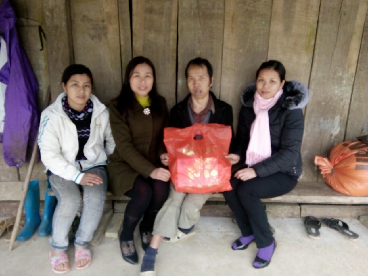 BCH Hội phụ nữ xã tặng quà của Hội LHPN huyện Võ Nhai đến hội viên Hoàng Thị Dua xóm Lũng Hoài