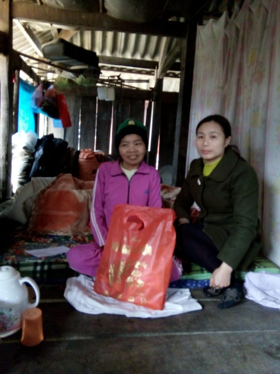 Đ/c Lương Thị Thu Bồn - Chủ tịch HPN xã tặng quà tết cho hội viên Ma Thị Phượng xóm Trung Thành